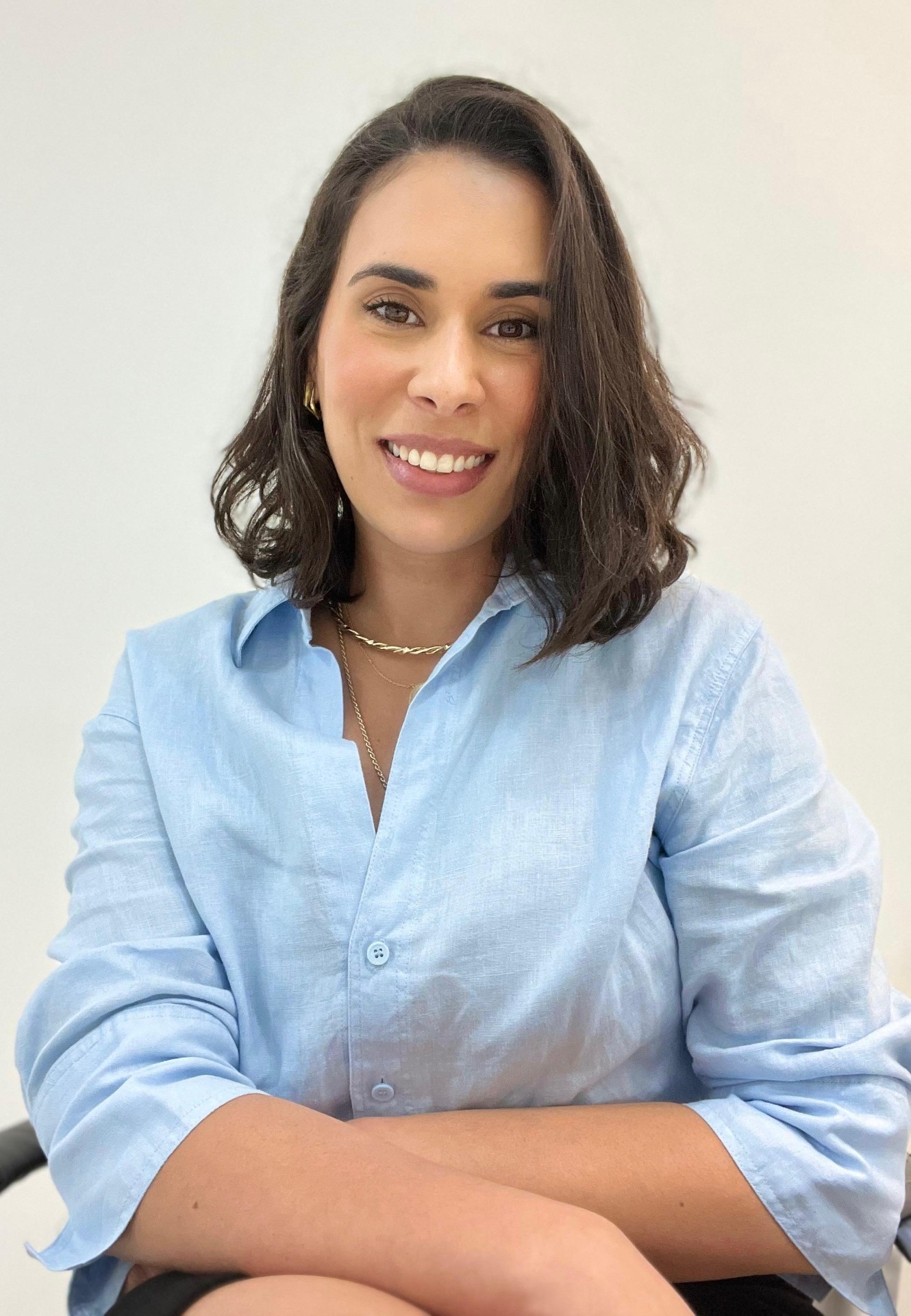 Dra. Camila Cardim, dermatologista, segurando um bebê